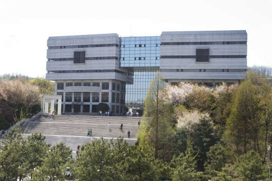 수원대학교(총장 이인수)가 오는 7월 6일부터 개교 이래 최초로 전공심화 집중교육 '제자사랑 강좌'를 운영한다고 18일 밝혔다.학생들의 전공에 대한 이해도와 전문성을 강화하기 위해 마련됐다. 수원대 중앙도서관 전경.       수원대 제공